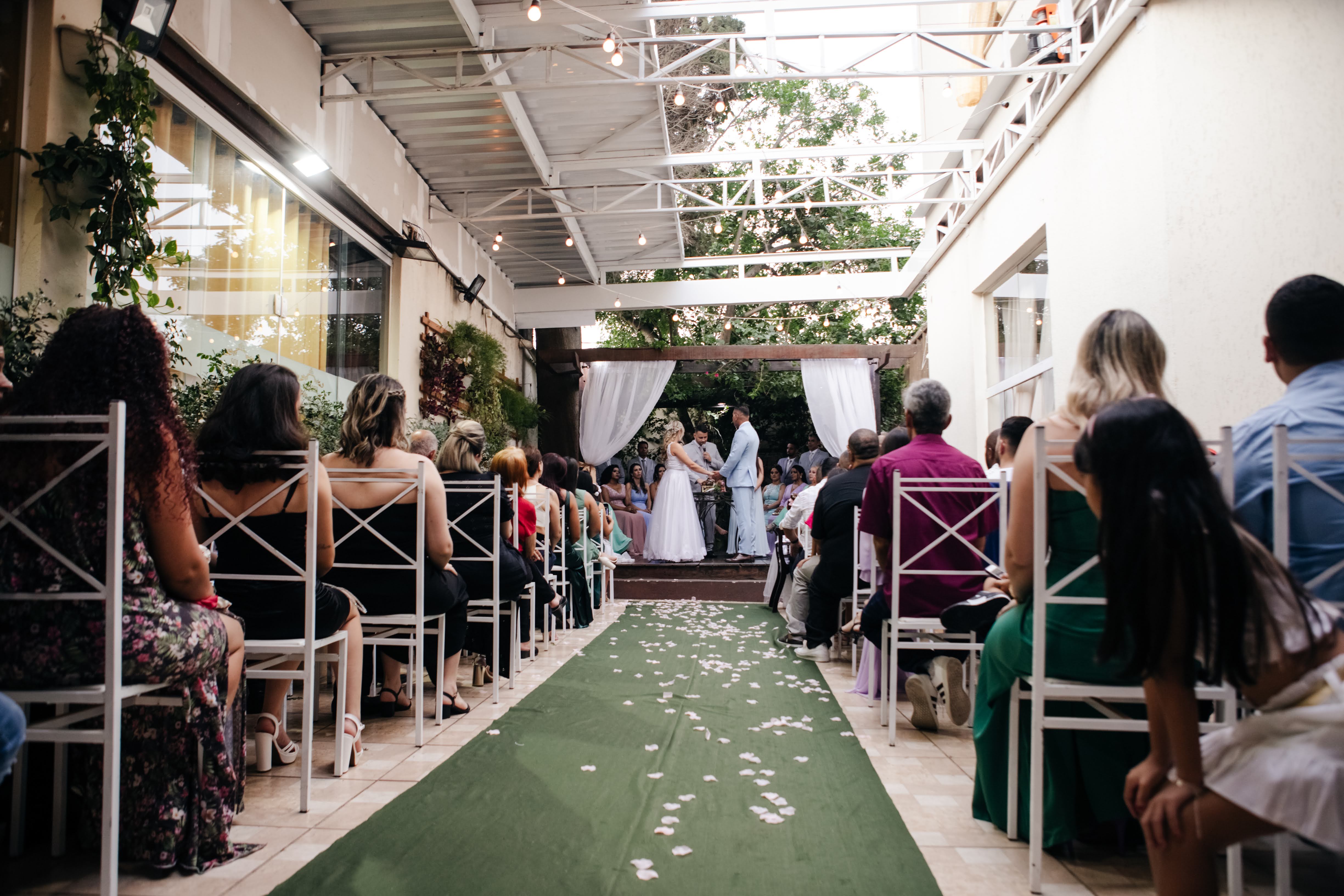 Cerimônia de casamento na área externa do Espaço Solareh