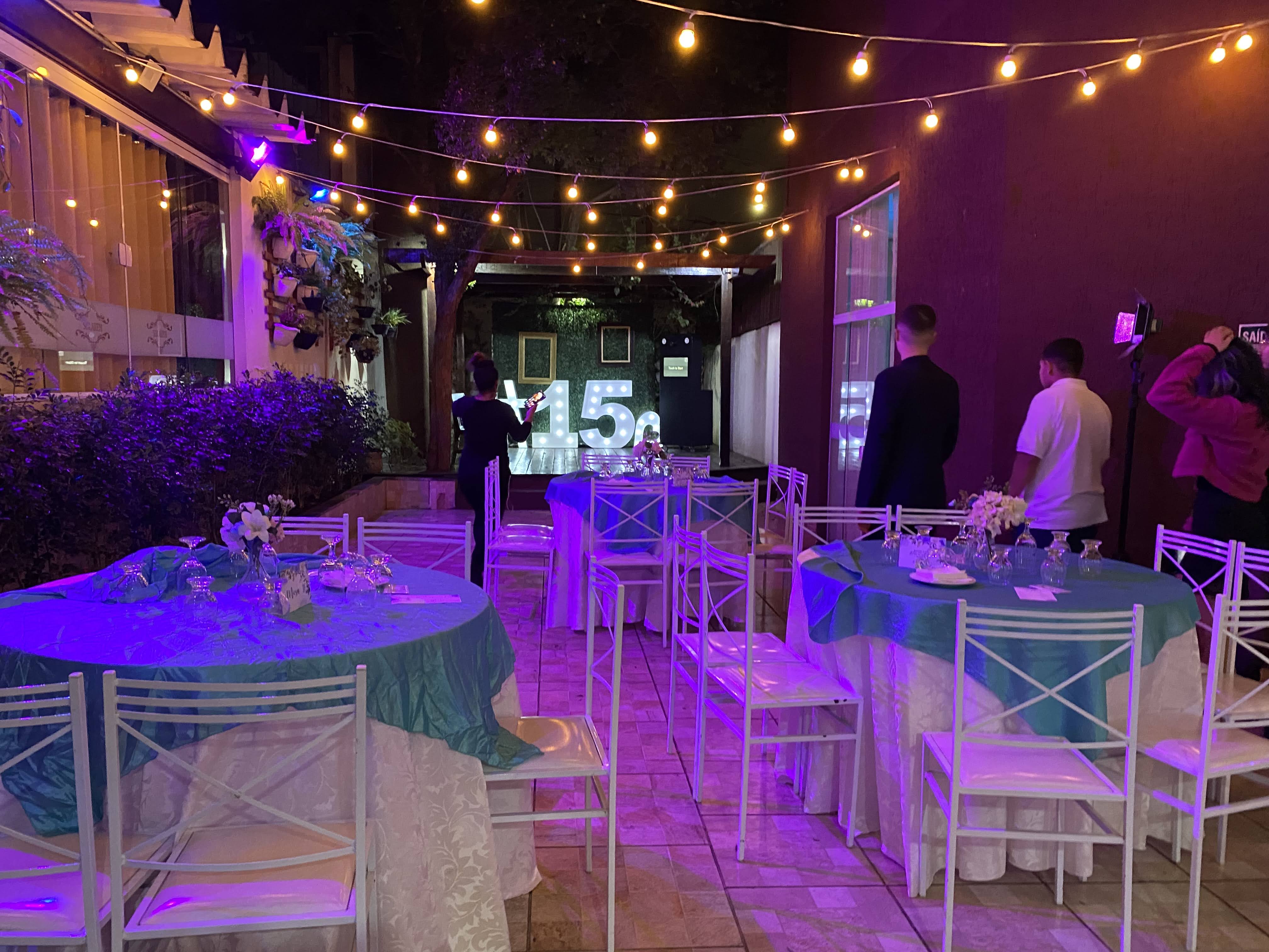 Festa de aniversário à noite na área externa