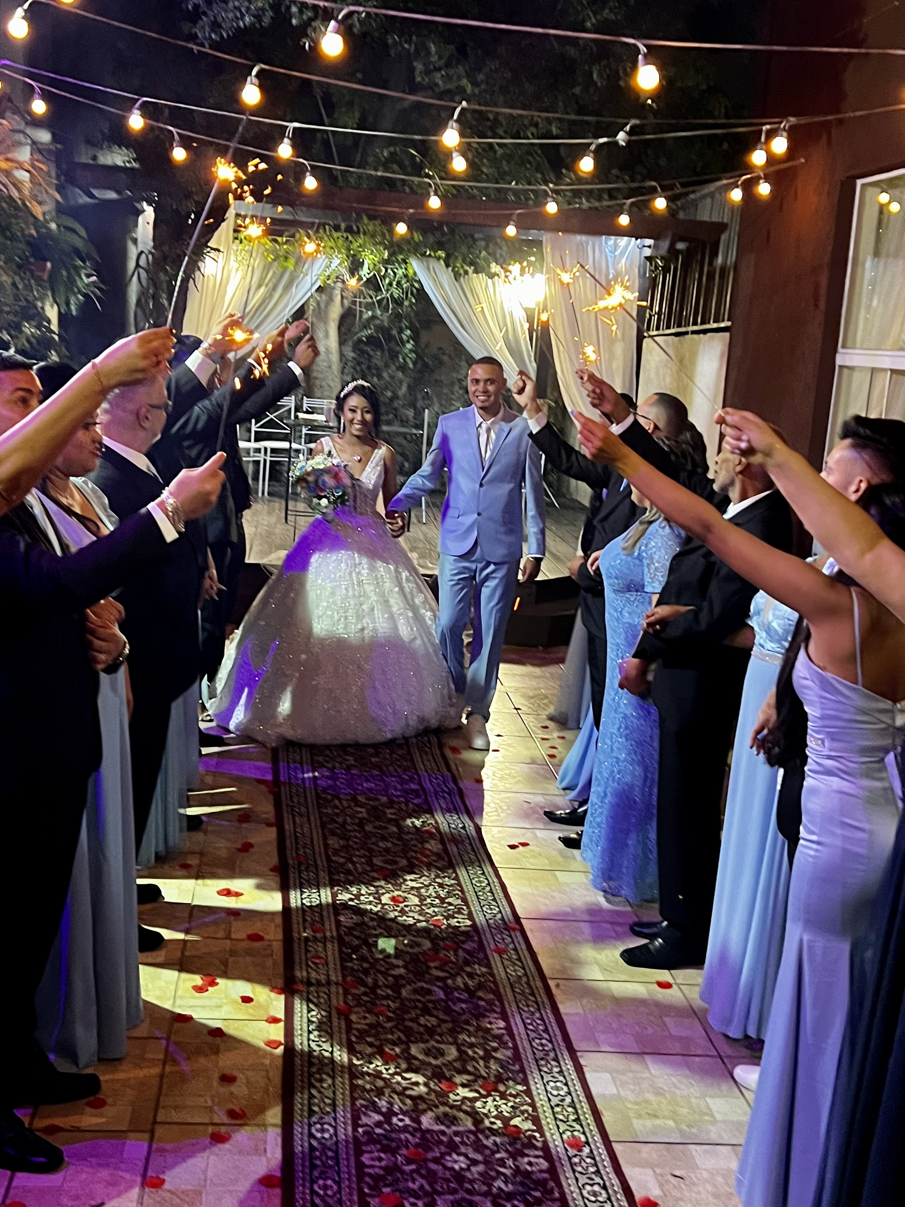 Saída dos noivos em cerimônia de casamento
