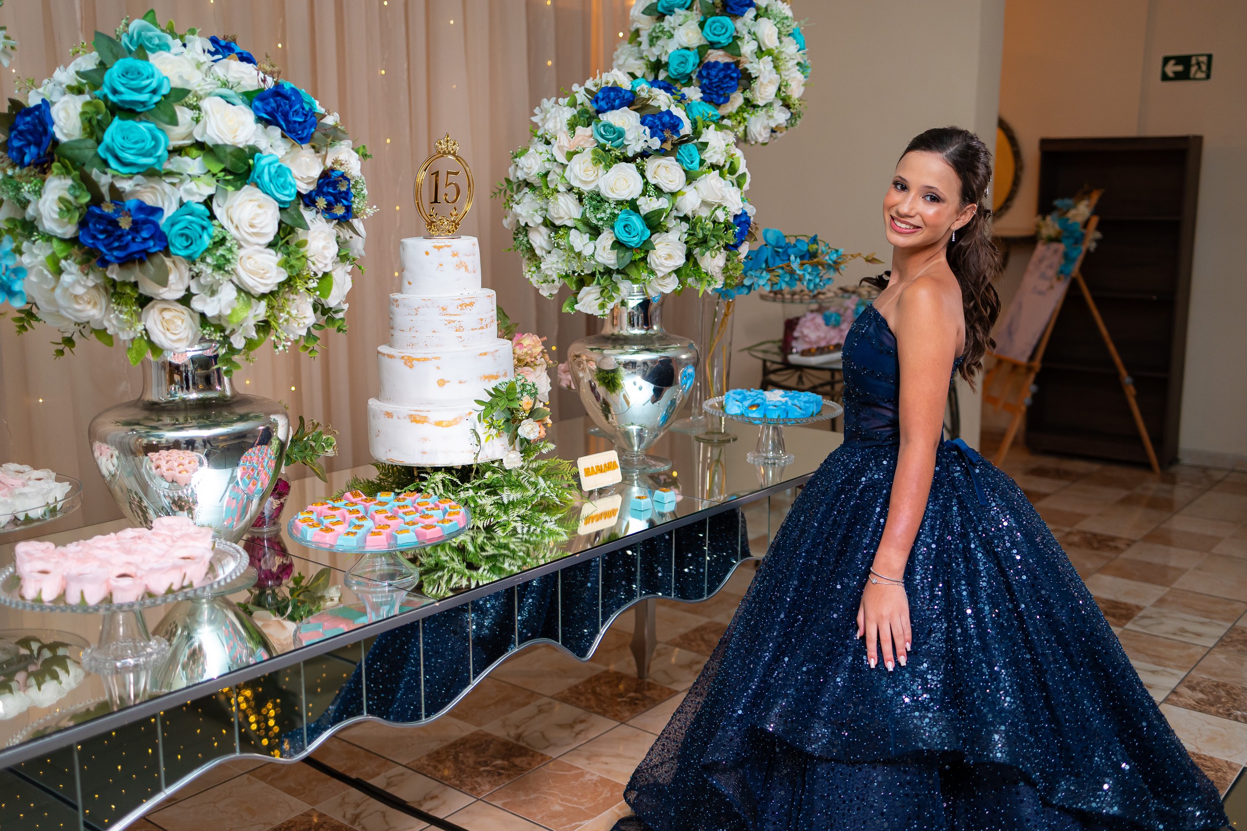 Debutante em decoração azul